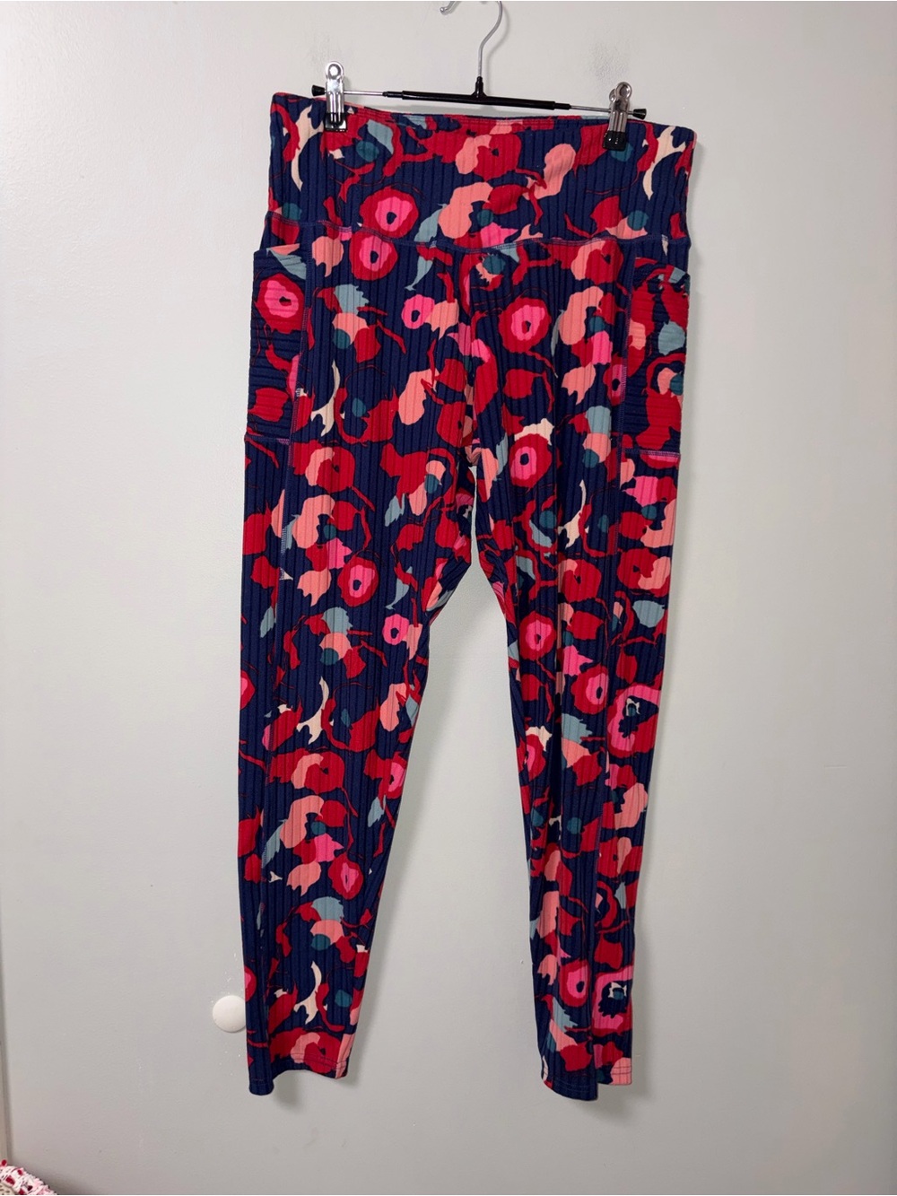 Unbranded pink navy floral ribbed leggings 1X? Plus size women’s